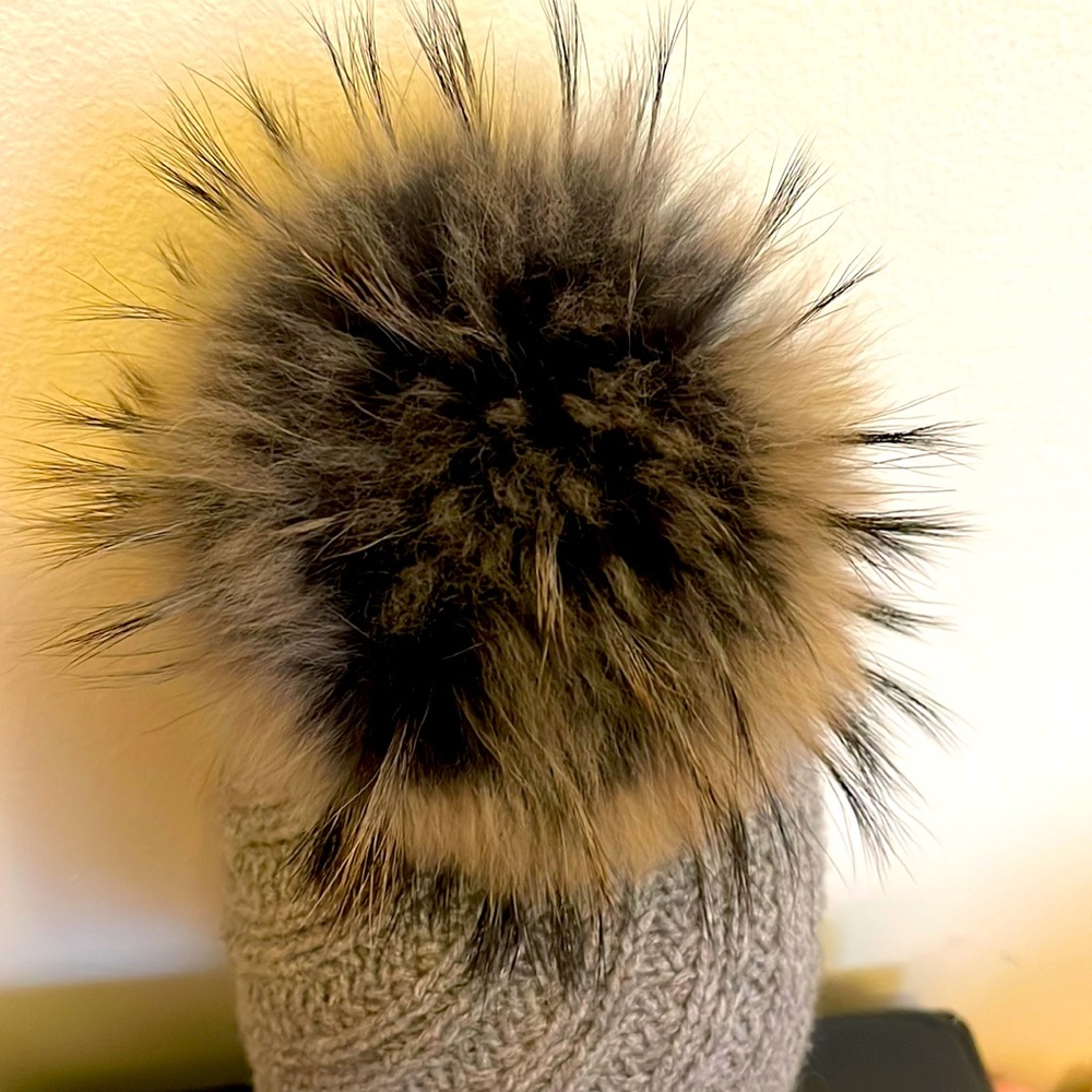- RAFFAELLO BETTINI
Silver gray cashmere, pompom hat BeBold  get the 🎩 hat! - Picture 2 of 3